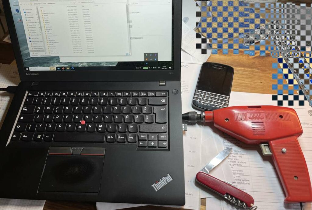 Pen-Test am Computer mit Bohrmaschine und Messer
